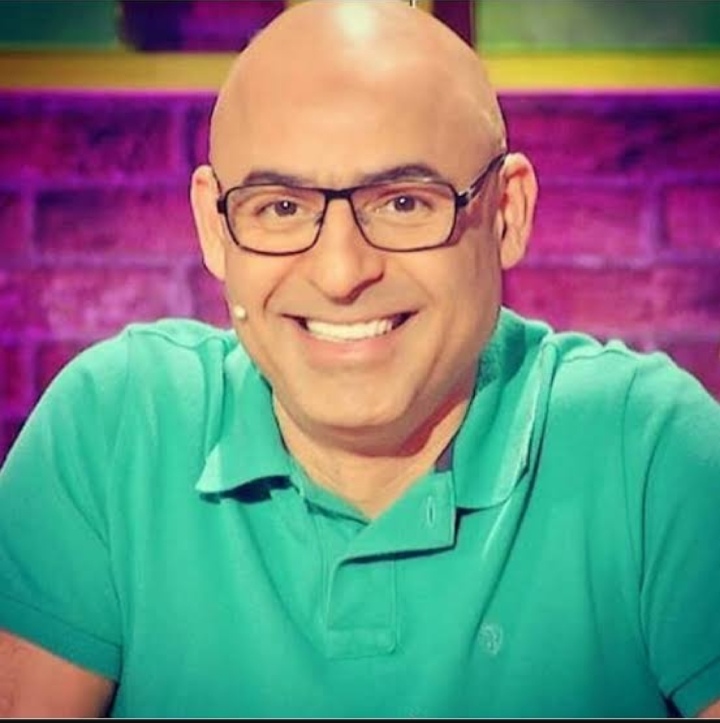 الإعلامي “سفيان داني” يمنح الفرصة لوجوه جديدة في برنامجه إلى جانب المحترفين.