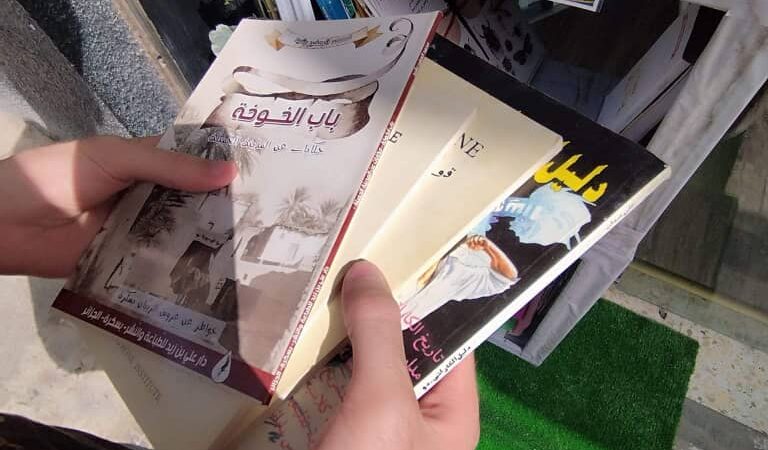 ” استحسنها الكثير من الأولياء وجذبت انتباه المارة لها. إثر ذلك تقربوا من المكتب وقمنا بتعريف المبادرة لهم وحثثناهم على المساهمة في إثراءها ببعض من كتب الأطفال”